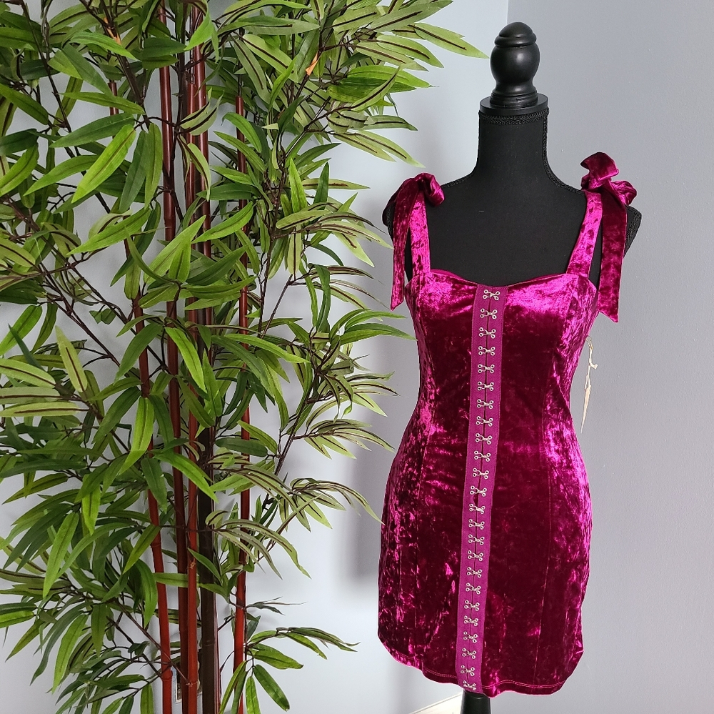 FOREVER 21 - Crushed Velvet Mini Dress